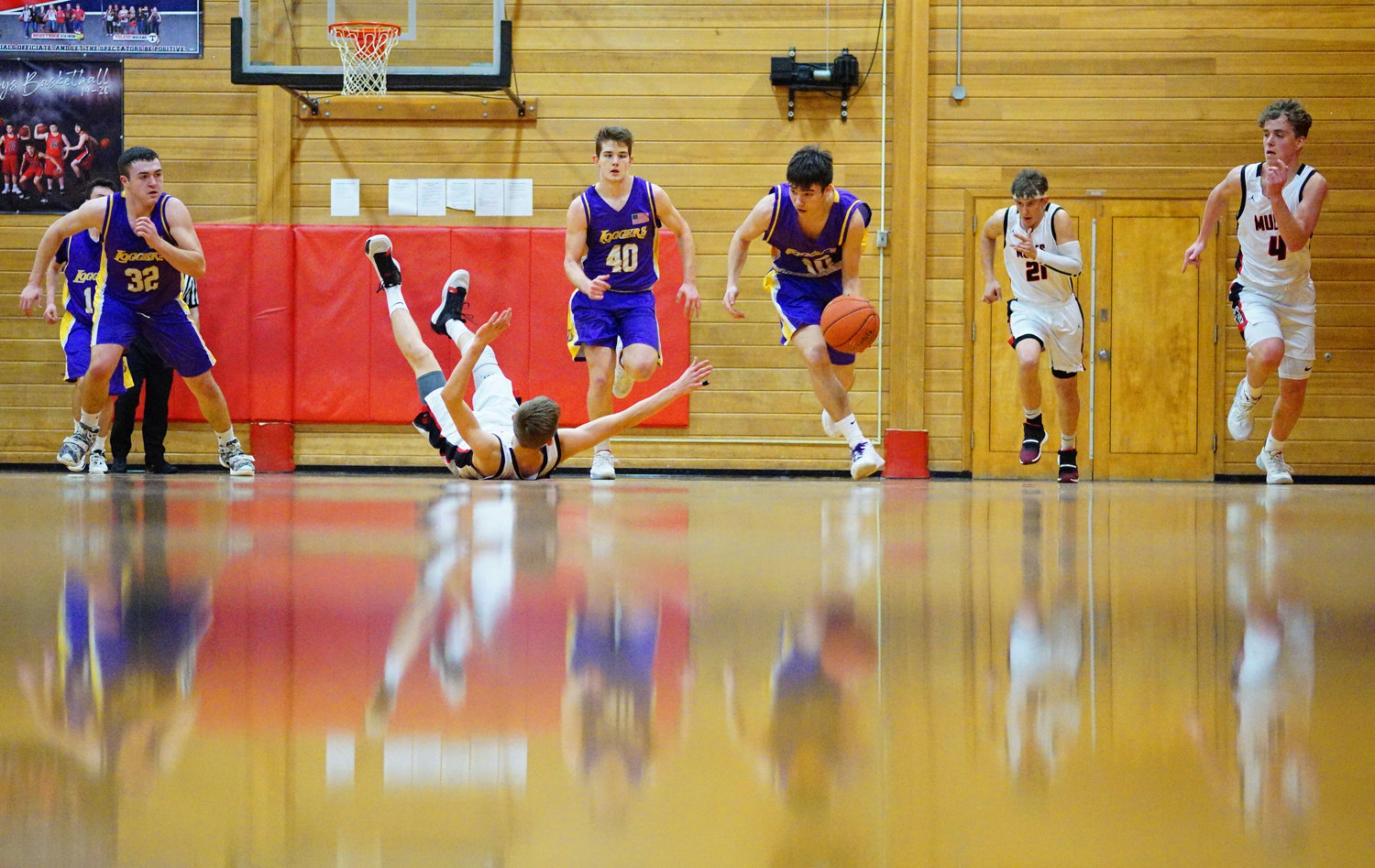 Onalaska's Danny Dalsted steals the ball and heads upcourt against Wahkiakum in Cathlamet on Monday.
