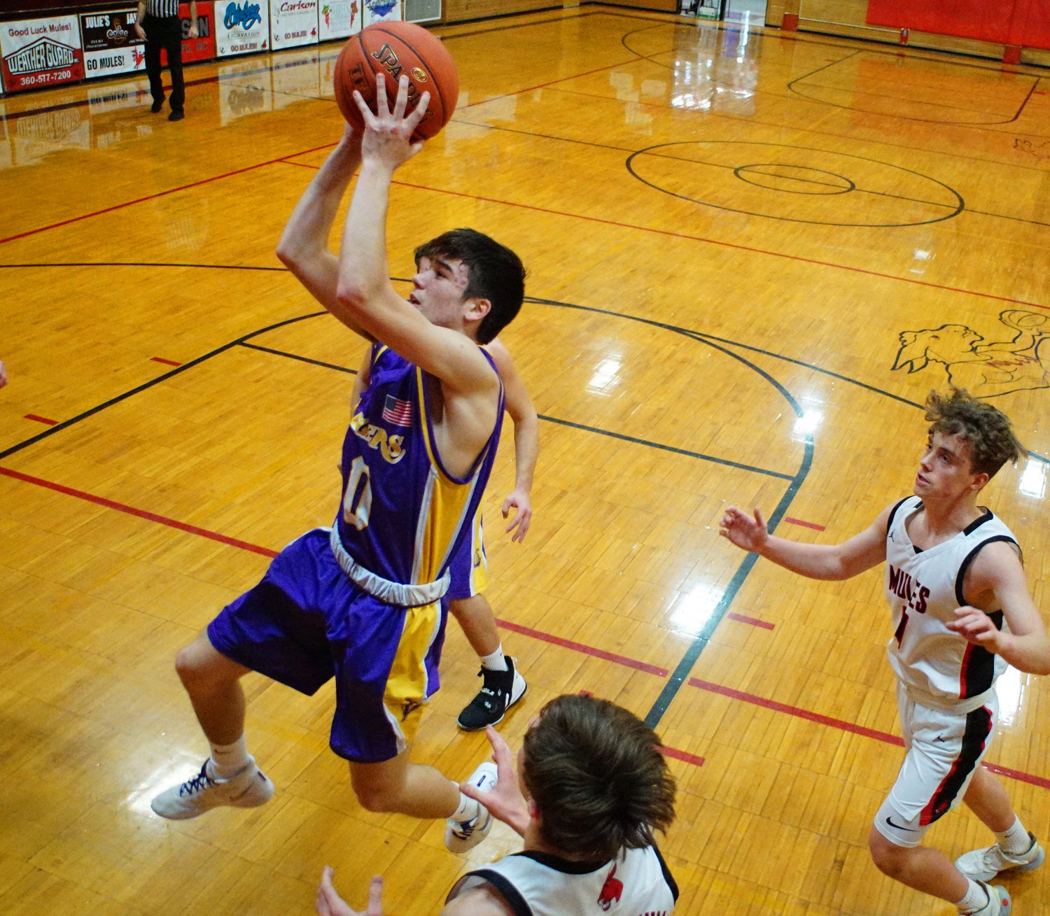 Onalaska's Danny Dalsted lays the ball up against Wahkiakum in Cathlamet on Monday.