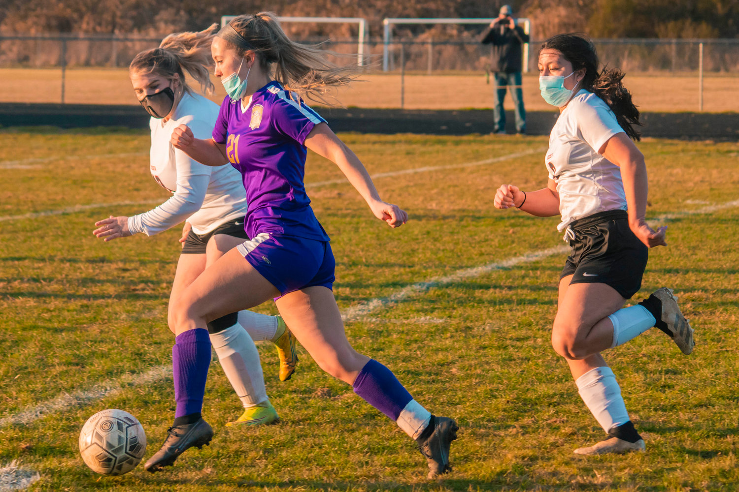 Onalaska’s Callie Lawrence (21) takes the ball down field during a game against Ocosta on Tuesday.