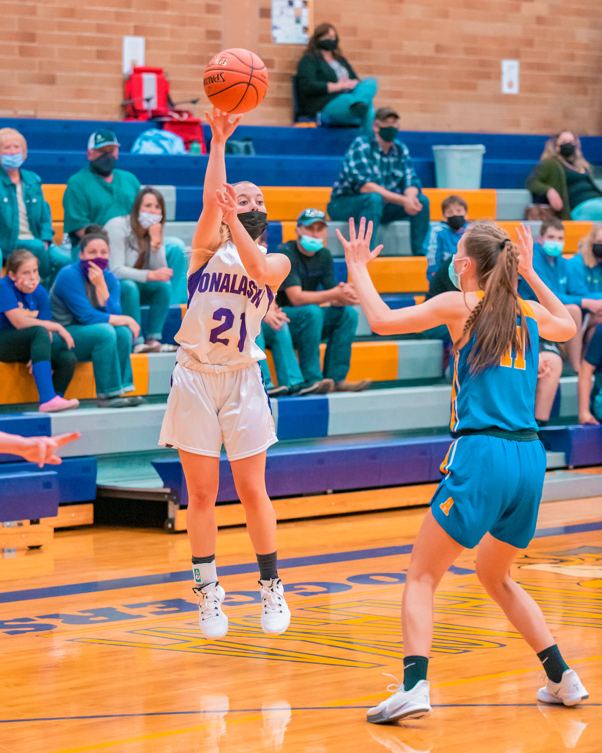 Onalaska’s Callie Lawrence (21) looks to pass during a game against Adna on Thursday.