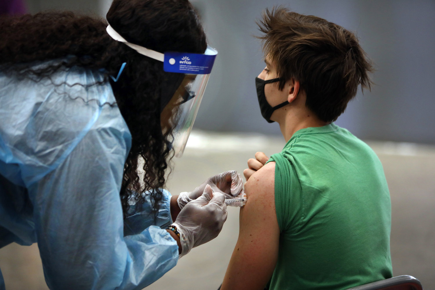 A nurse administers the COVID-19 vaccine to a student at San Pedro Senior High School on May 24, 2021, in Los Angeles. (Carolyn Cole/Los Angeles Times/TNS)
