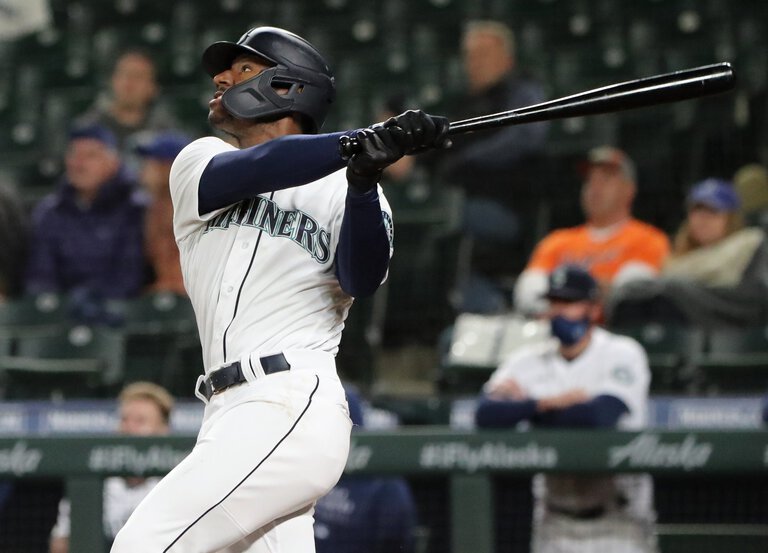 Kyle Lewis bats for the Mariners on May 17, 2021.