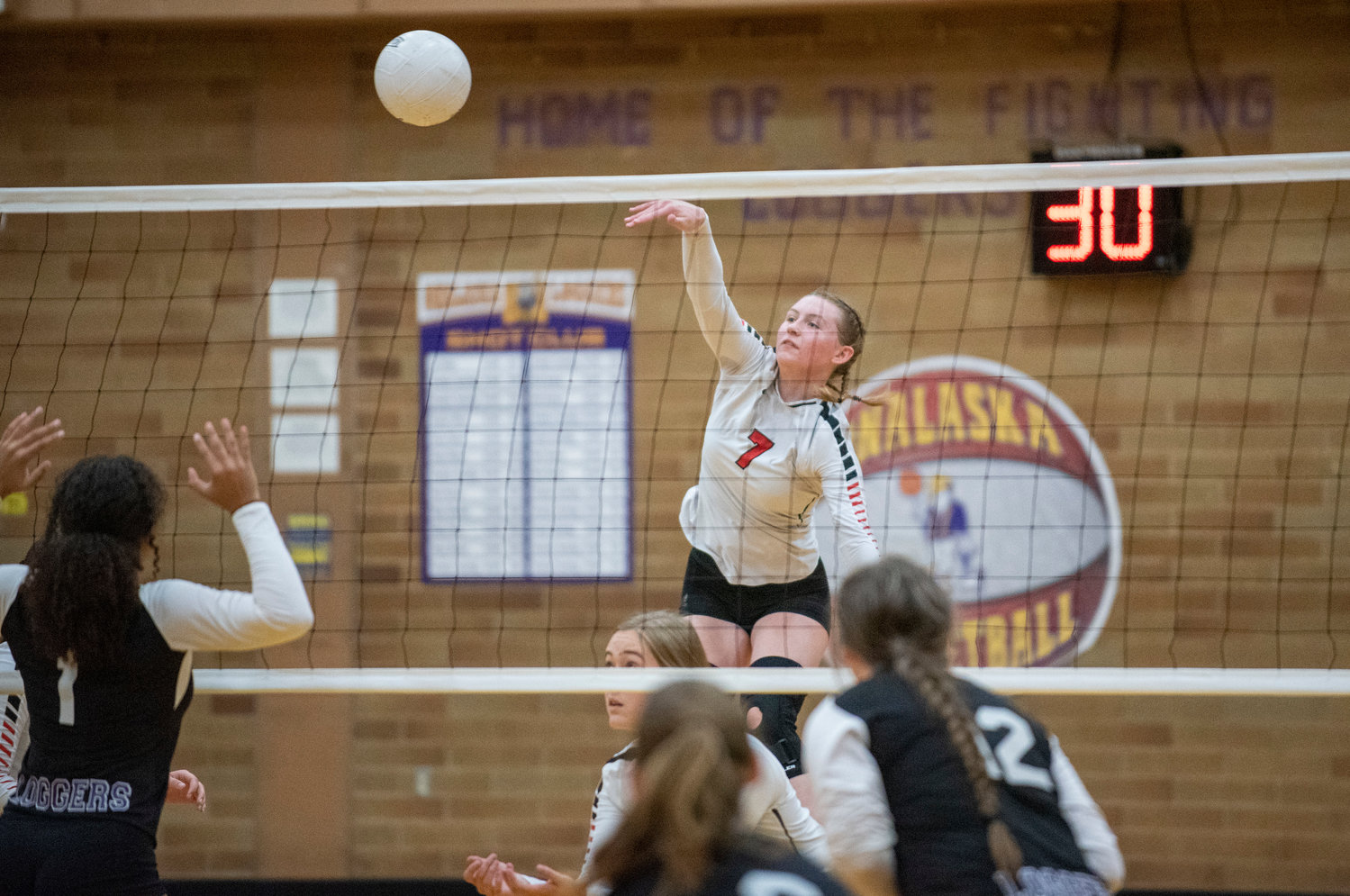 Mossyrock’s Paige Houghtelling (7) skies for a spike against Onalaska on Saturday.