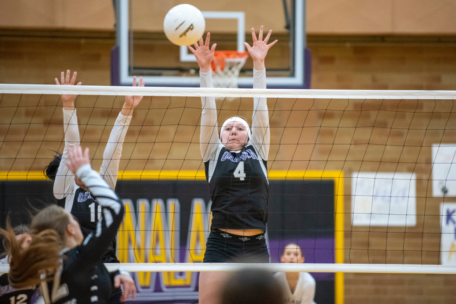 Onalaska's Andi Oliver (4) attempts to block a spike by Morton-White Pass' Emarey Hampton (12) on Monday, Oct. 25, 2021.
