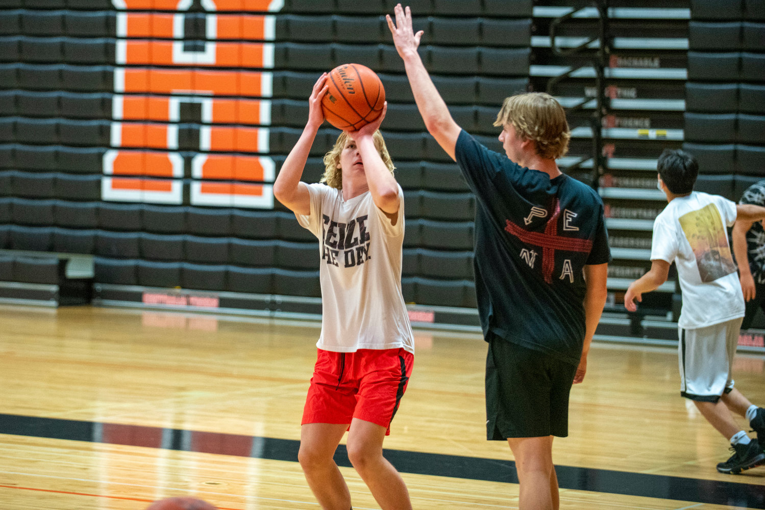 Centralia's Von Wasson lines up a shot while Cohen Ballard puts a hand up during practice Tuesday.