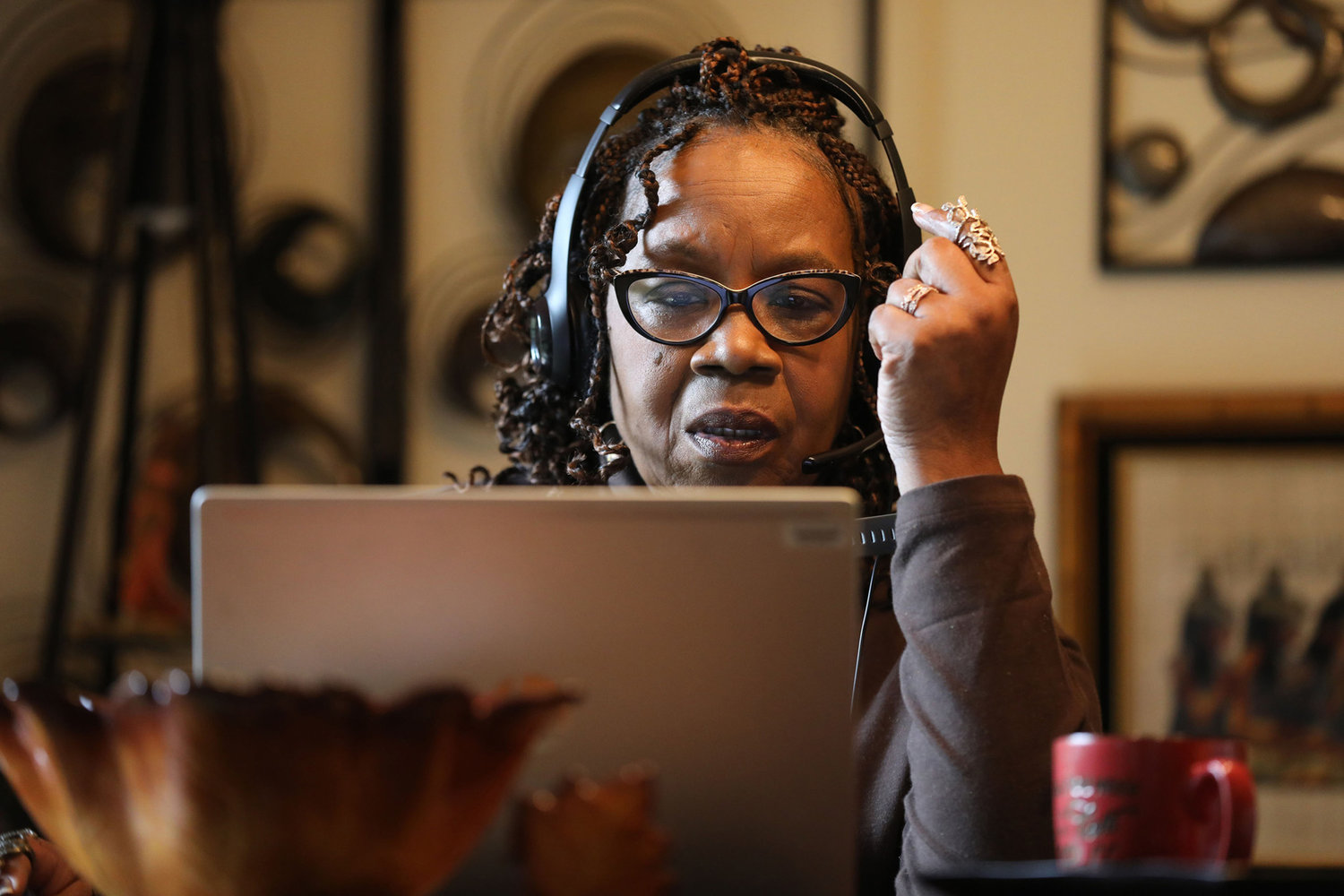 Contact tracer Cherie Hunter puts on her headset and sets up her laptop as she prepares to make phone calls from her home in Tinley Park, Illinois, on Thursday, Nov. 4, 2021, to people who have tested positive for COVID-19. (Antonio Perez/Chicago Tribune/TNS)