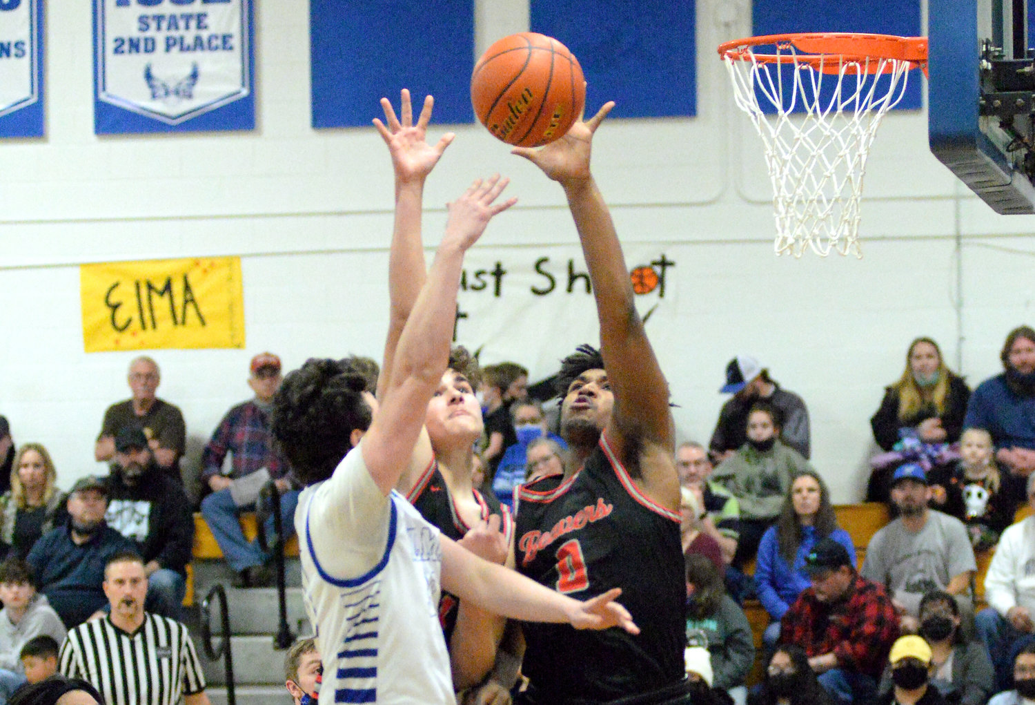 Tenino’s Takari Hickle blocks a shot by an Elma player during a league road game on Tuesday.