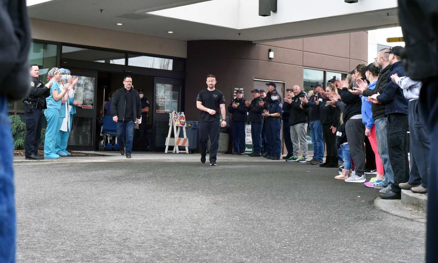 Flanked by lines of medical staff, law enforcement and other emergency responders, officer Stephen Summers walked out of the west entrance of the hospital to heavy applause. 