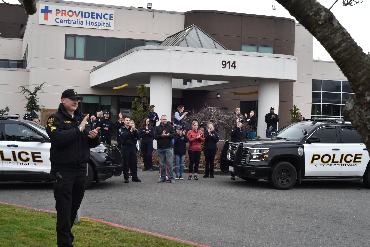 Flanked by lines of medical staff, law enforcement and other emergency responders, officer Stephen Summers walked out of the west entrance of the hospital to heavy applause. 