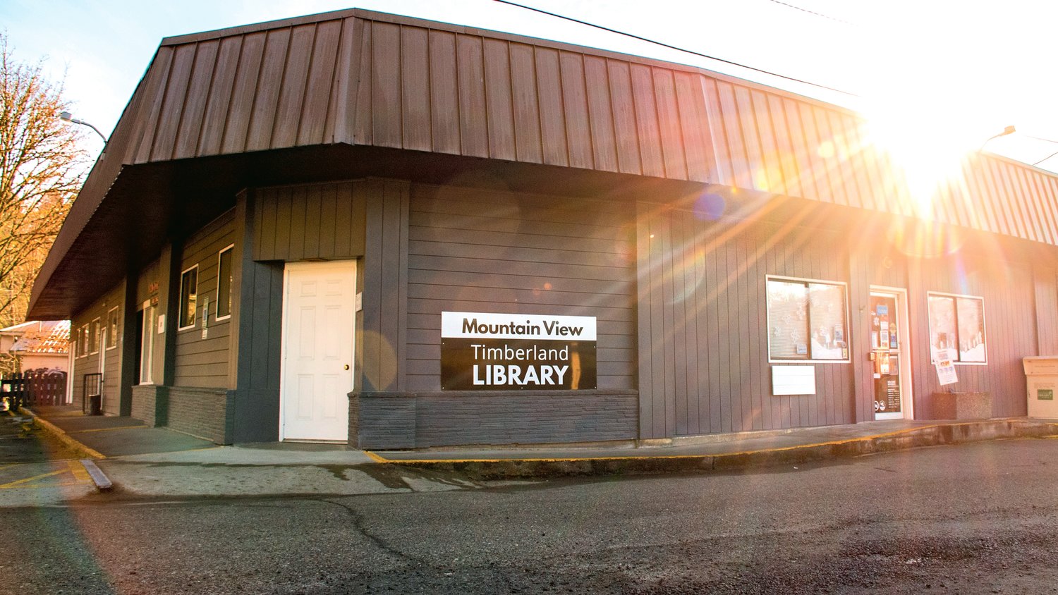 The Mountain View Timberland Library is located at 210 Silverbrook Road in Randle
