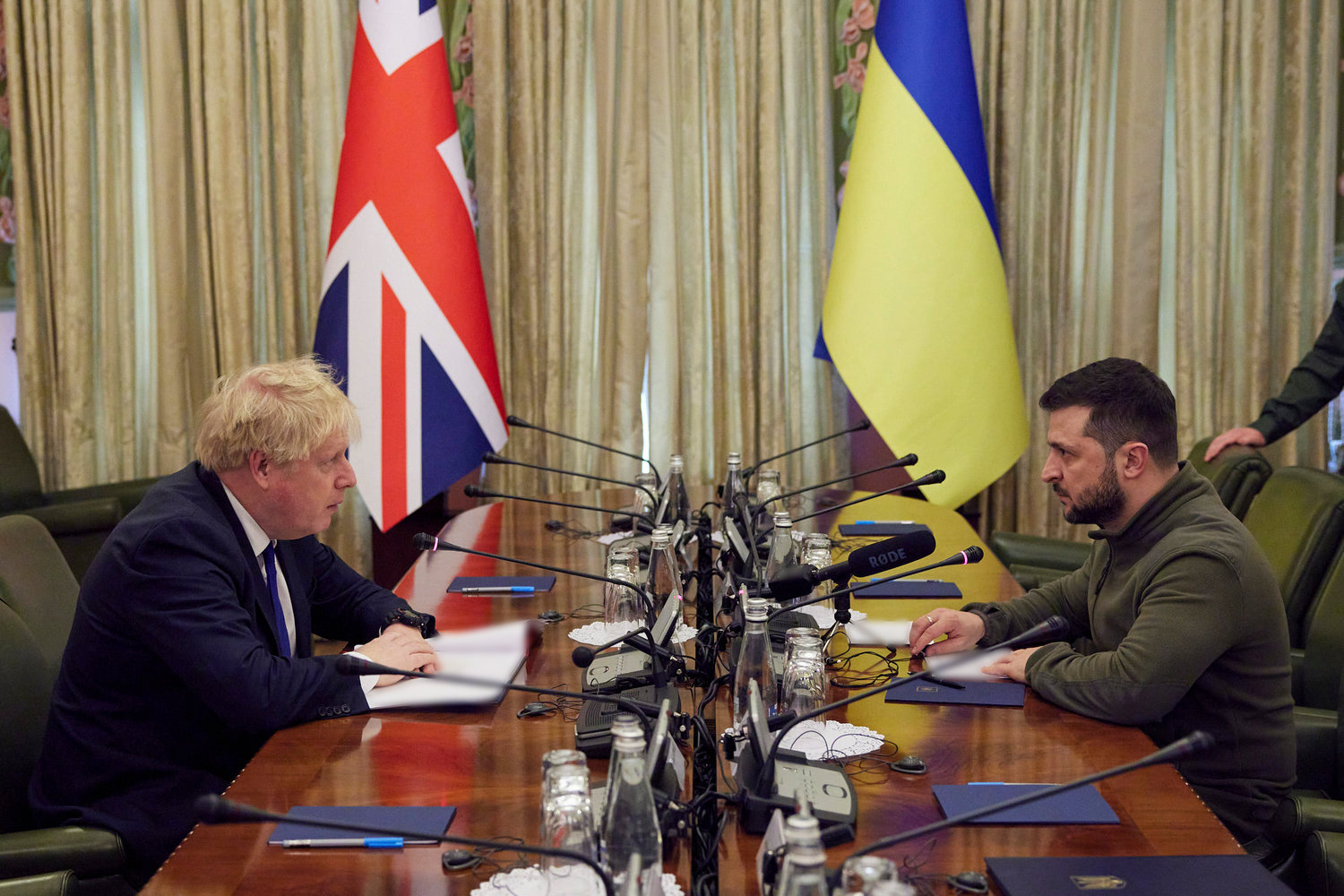 U.K. Prime Minister Boris Johnson meets with Ukrainian President Volodymyr Zelenskyy during an unannounced visit on Saturday, April 9, 2022, in Kyiv, Ukraine. (Simon Dawson/Avalon/Zuma Press/TNS)