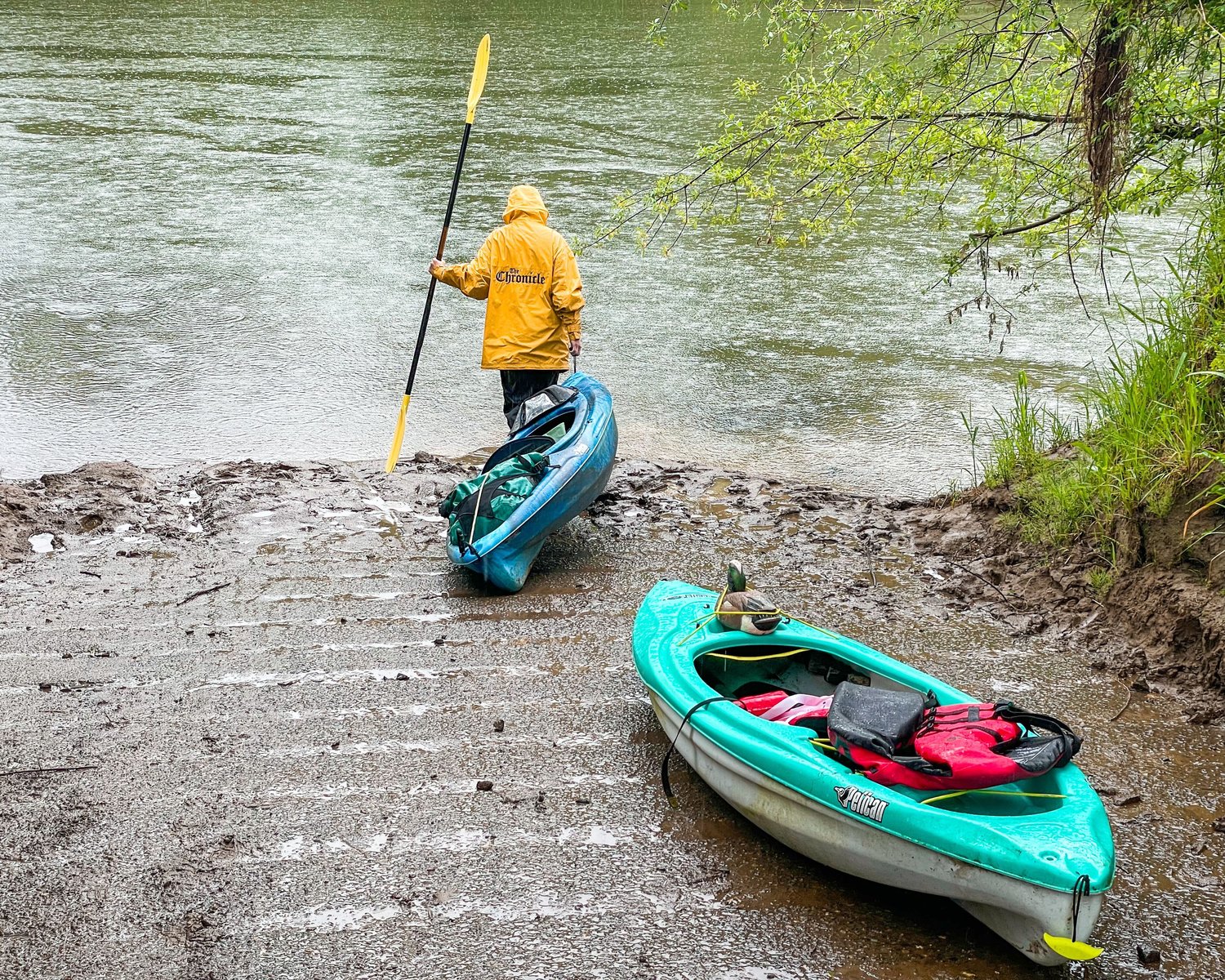 Chronicle Reporter Isabel Vander Stoep drags her kayak down the Porter Bridge Boat Launch in the pouring rain.