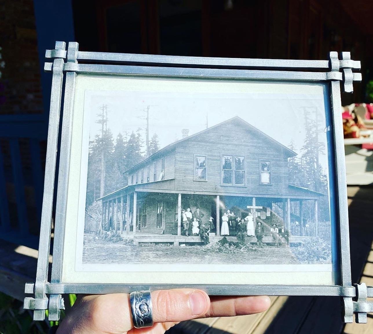 A photograph of the historic Hotel Packwood from the early 1900s is held.