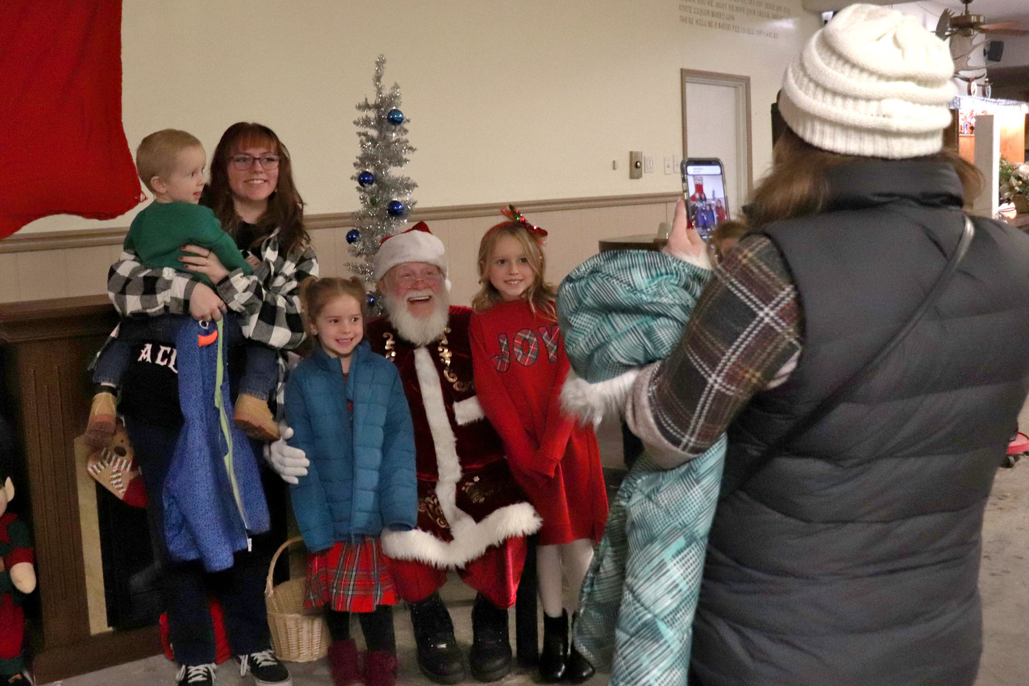 Emery, Harper, Mason, Sophie and Ford pose for a photo with Santa Claus at the annual Breakfast with Santa event, held at the Moose Family Center in Centralia on Saturday.