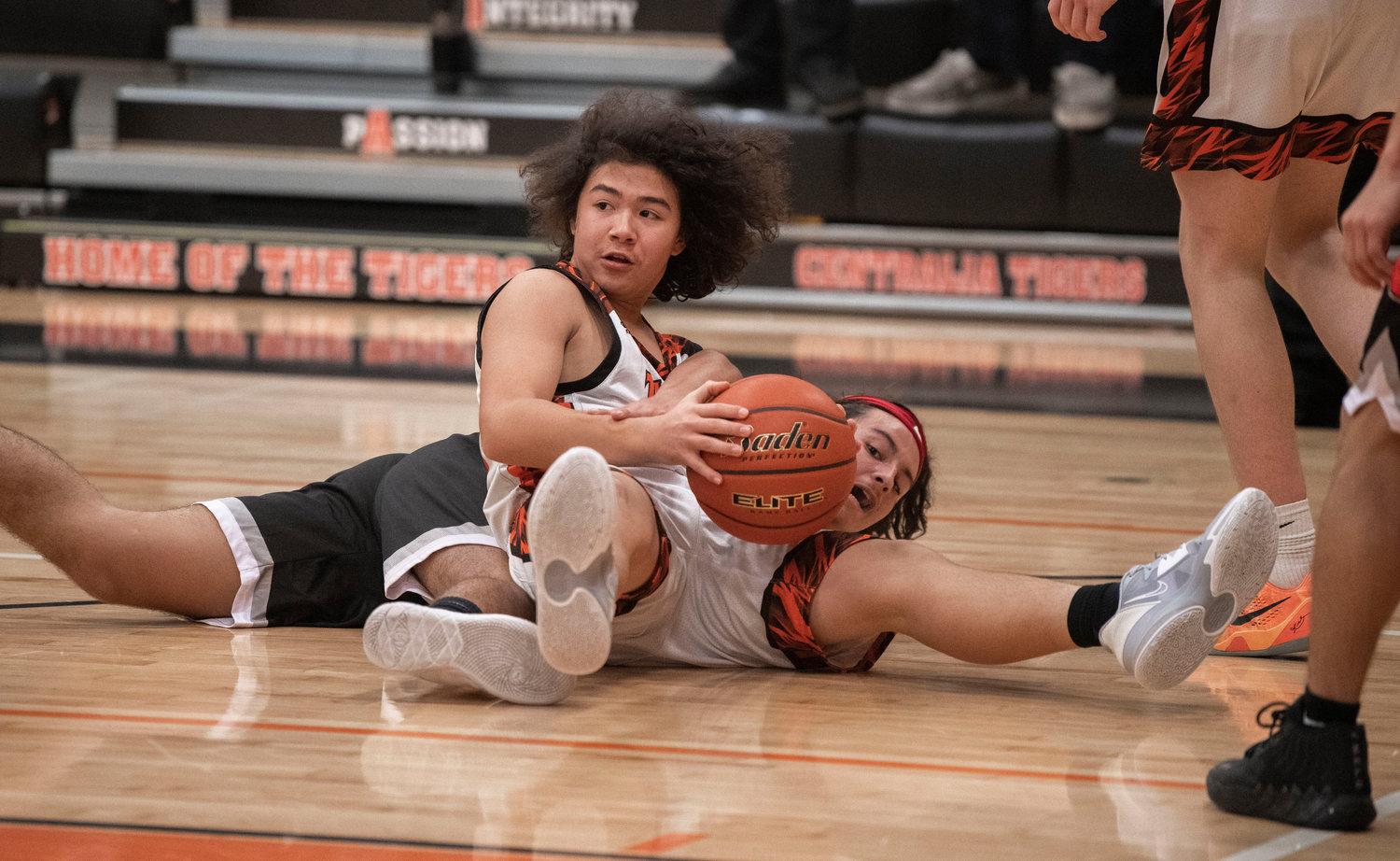 Centralia’s Jordan Yueng (20) looks to pass while working to keep the ball away from Oakville’s Latrevious Groninger (5) during a Monday night game.
