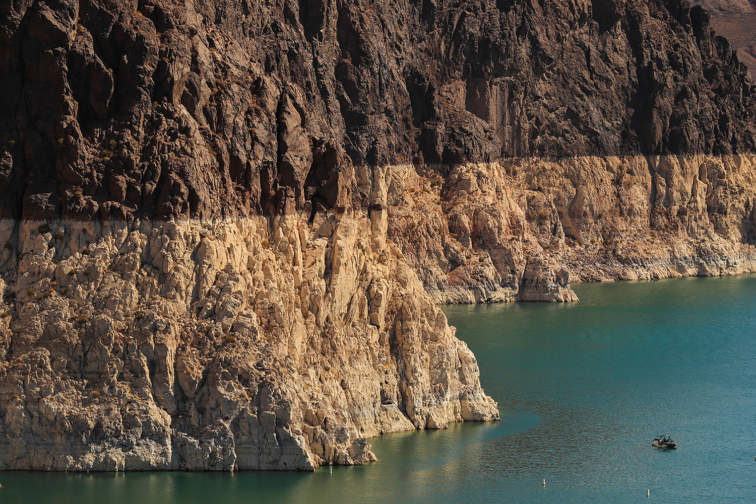 A boater gets an up-close view of the “bathtub ring” on Lake Mead — evidence of its low water level — while touring Hoover Dam. (Allen J. Schaben/Los Angeles Times/TNS)