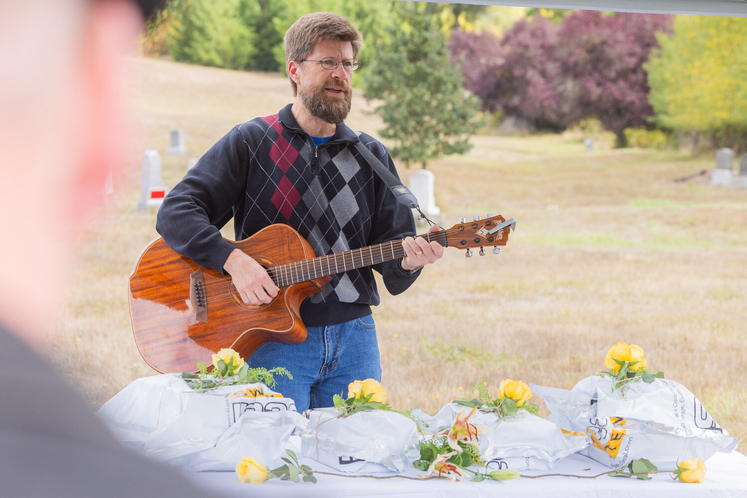Brian Mittge sings “I’ll Fly Away” during a ceremony in Chehalis honoring unclaimed remains on Thursday, Sept. 28.